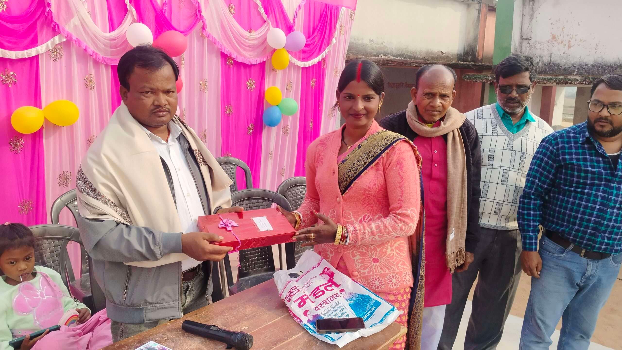 शिक्षक के स्थानांतरण पर दी गयी विदाई