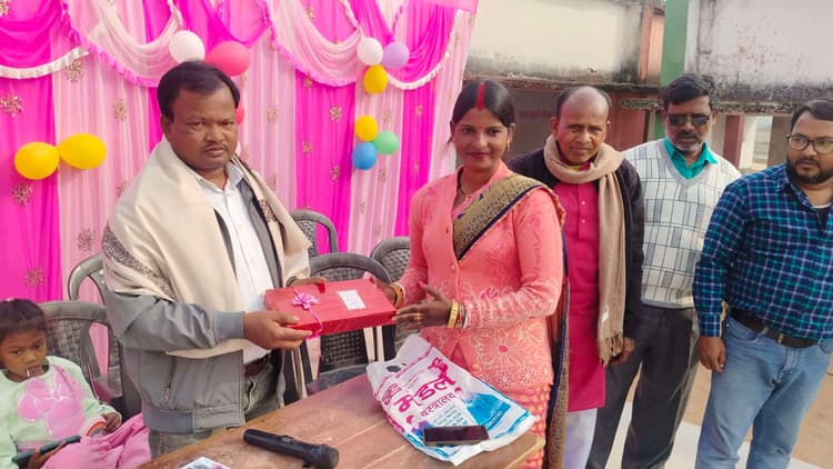 शिक्षक के स्थानांतरण पर दी गयी विदाई