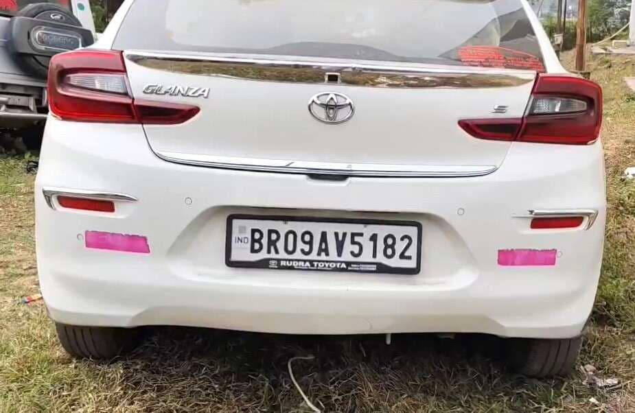 Giridih News :बिहार जा रही अवैध शराब लदी कार तिसरी में दुर्घटनाग्रस्त, चालक गिरफ्तार