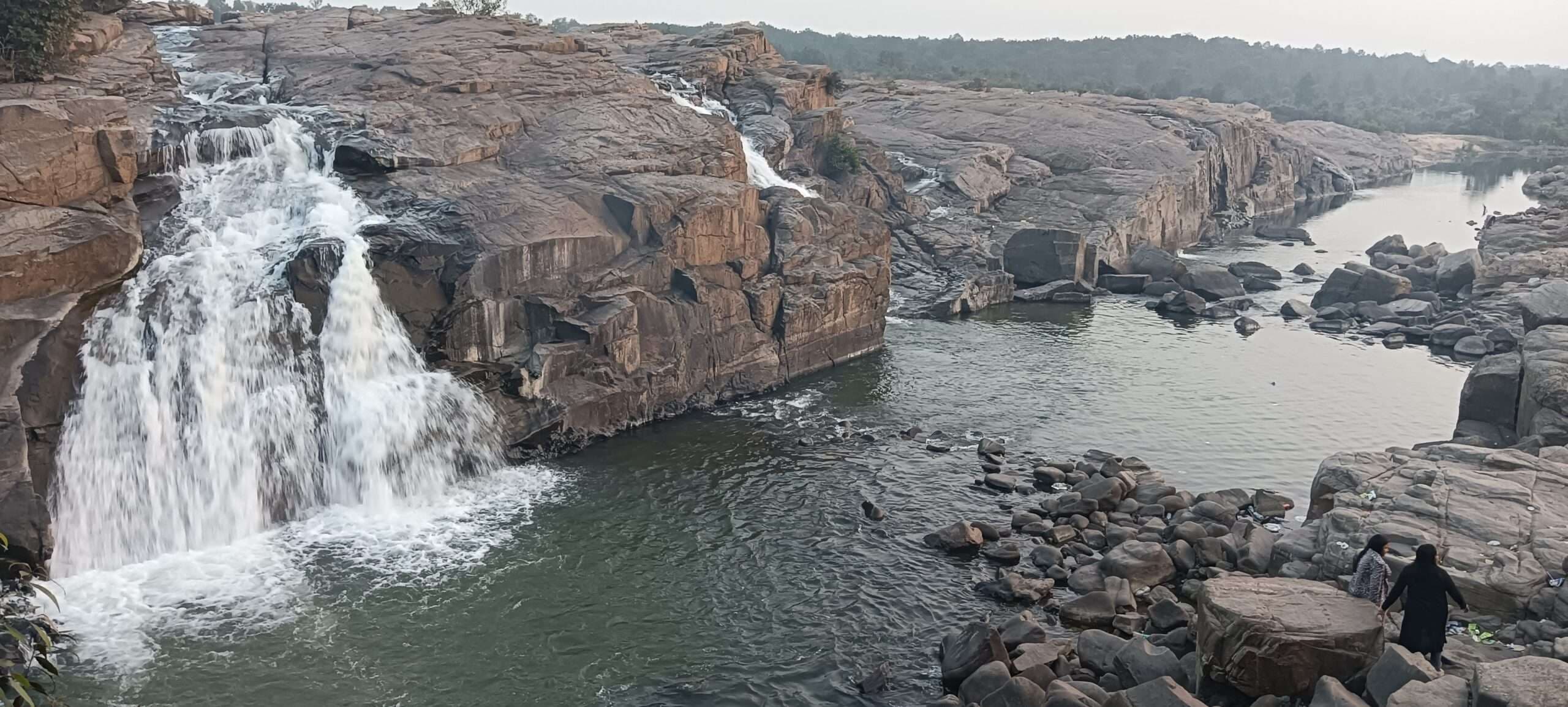 Giridih News :प्रकृति के मनोरम दृश्य के बीच लुभाता है उसरी फॉल