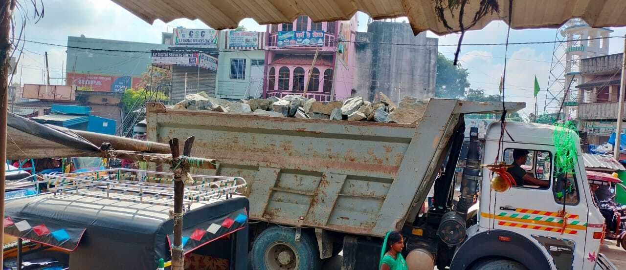 Giridih News :तेज रफ्तार हाइवा और मालवाहकों ने कई परिवारों को किया तबाह