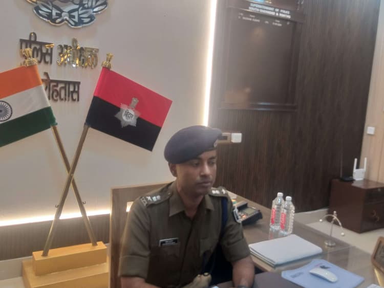 sasaram News : आरोपित की निशानदेही पर भूसे की कोठरी से पिस्टल हुआ बरामद