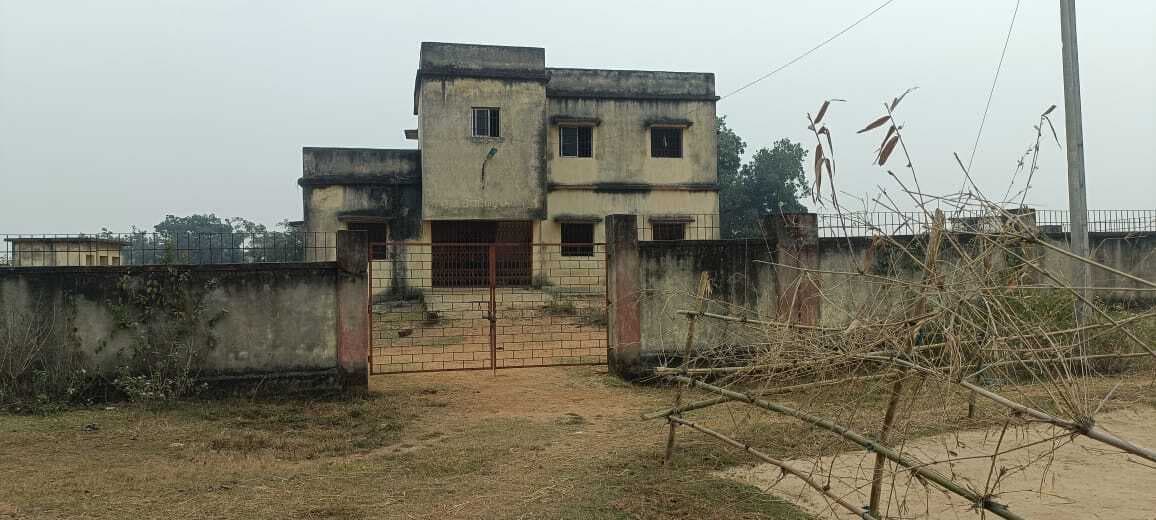 Giridih News :उद्घाटन के इंतजार में हो गया जर्जर 36 लाख से बना अस्पताल