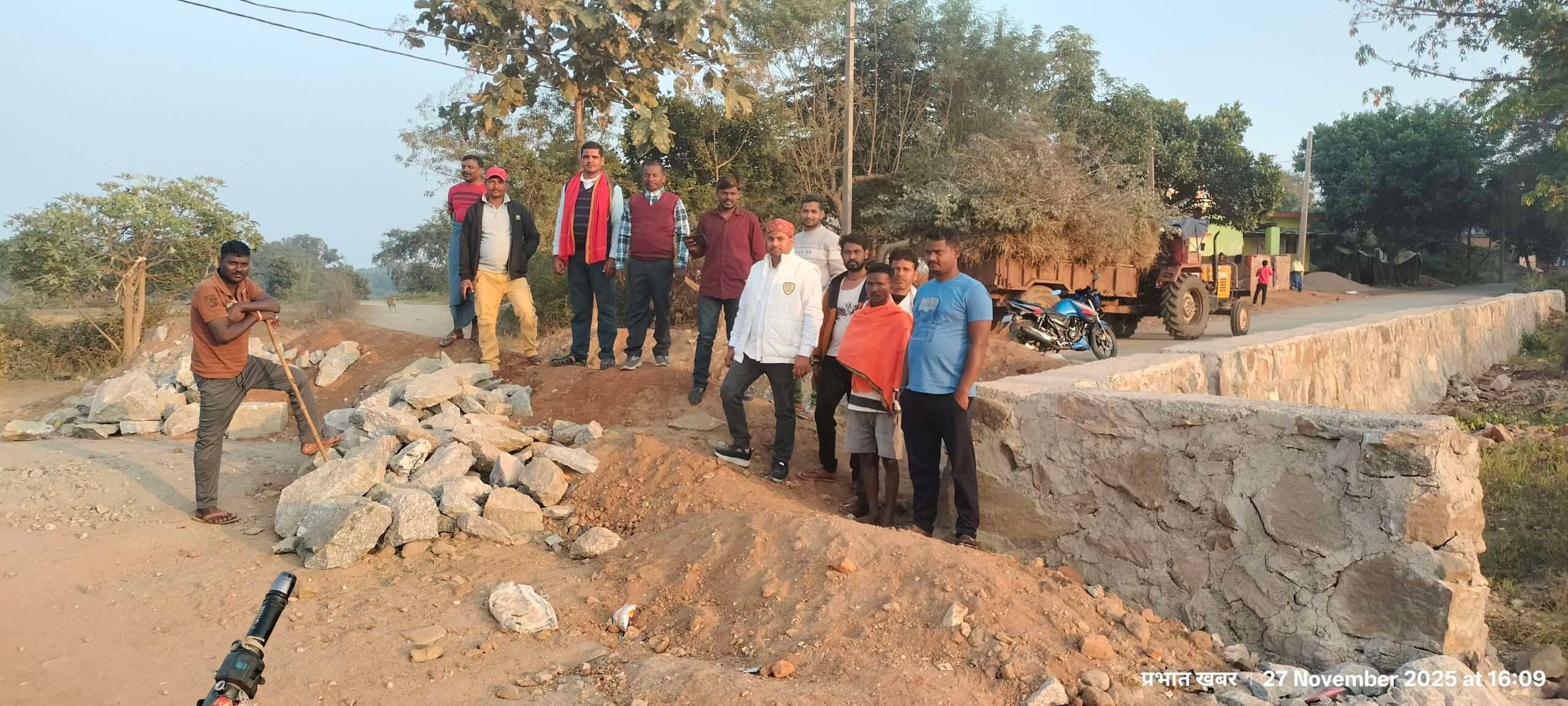 Giridih News :ग्रामीणों ने लगाया सड़क निर्माण में अनियमितता का आरोप