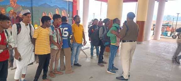 पत्थरबाजी और चैन पुलिंग रोकने को चलाया गया विशेष अभियान