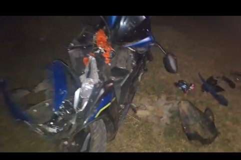 स्कूटी चालक ने सड़क किनारे खड़े जेसीबी में टक्टर मारी, दो घायल