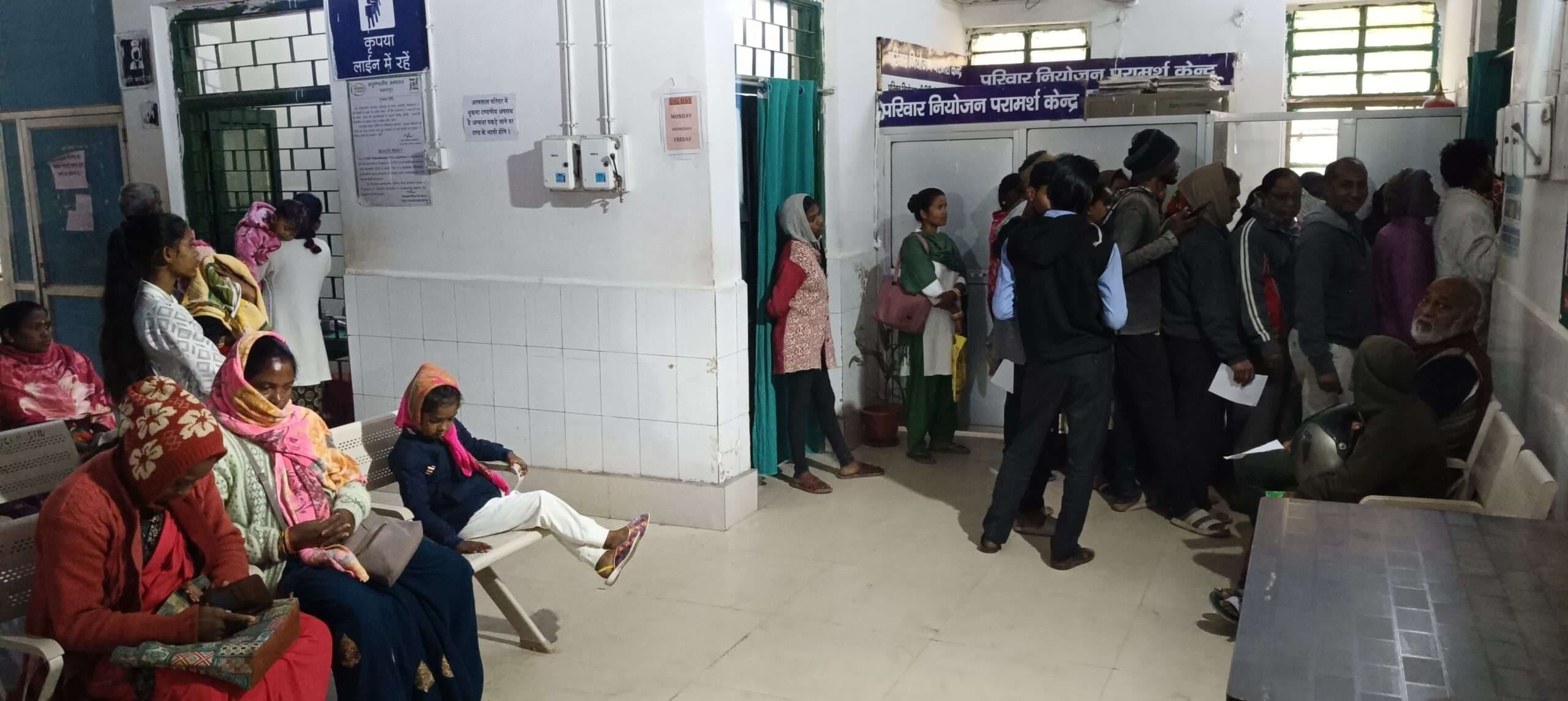 Chaibasa News : मौसम बदलते ही अस्पतालों में बढ़ी मरीजों की कतार