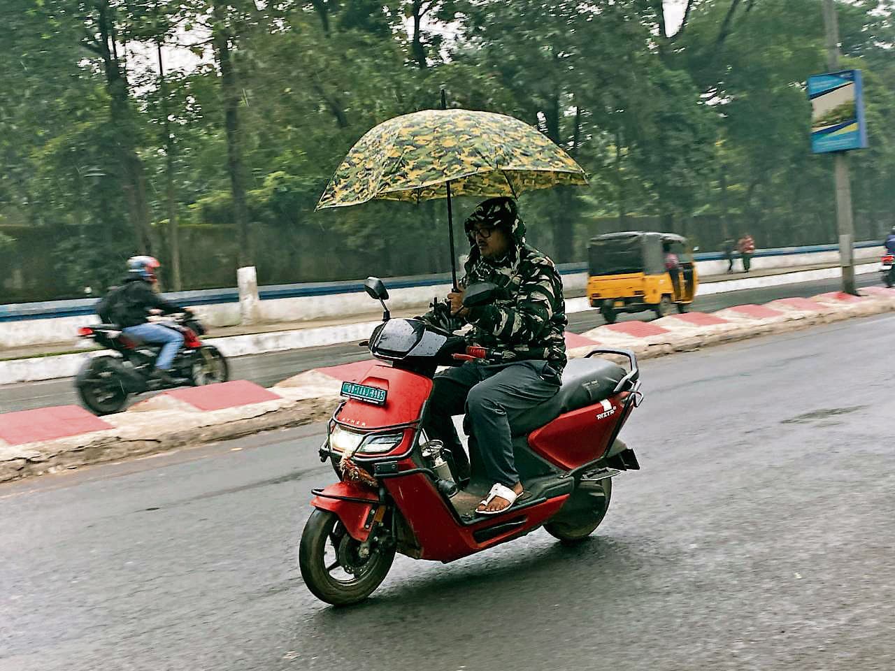 Rourkela News: ‘दित्वा’ से बदला स्मार्ट सिटी के मौसम का मिजाज, बारिश ने बढ़ायी कनकनी