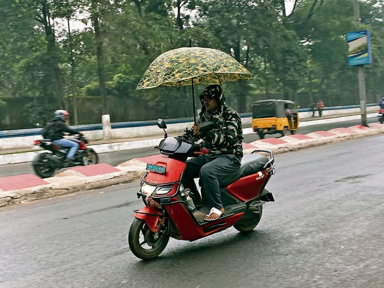 Rourkela News: ‘दित्वा’ से बदला स्मार्ट सिटी के मौसम का मिजाज, बारिश ने बढ़ायी कनकनी