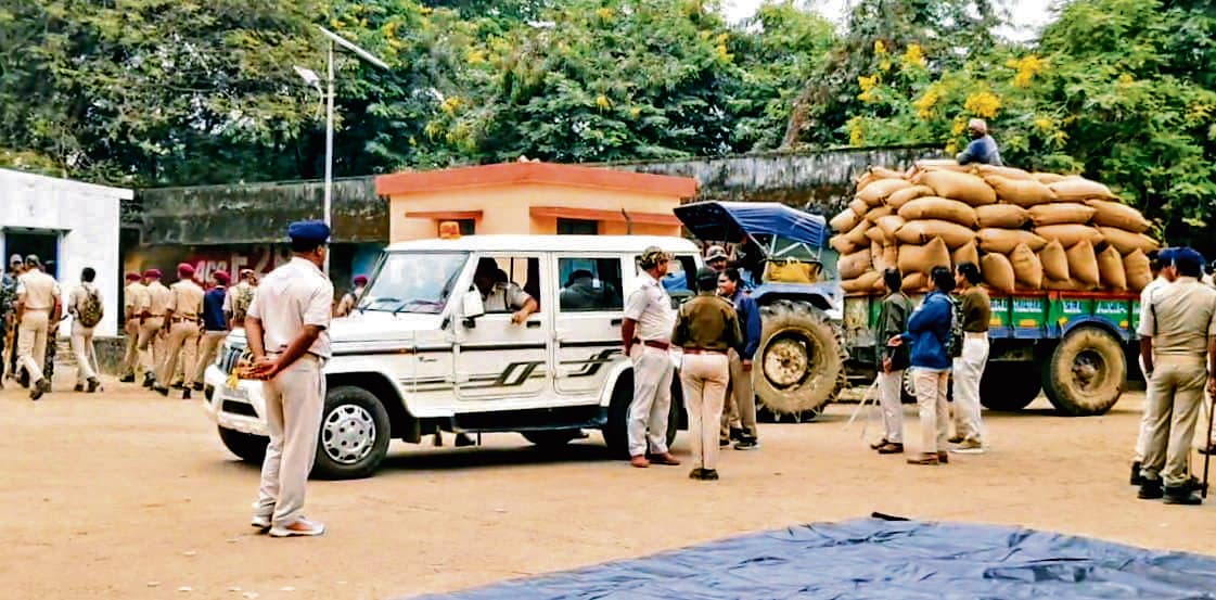 Sambalpur News: संग्रह प्रक्रिया शुरू होने के चार दिन बाद भी नहीं बिका एक भी बोरी धान, बारिश ने बढ़ाई किसानों की चिंता
