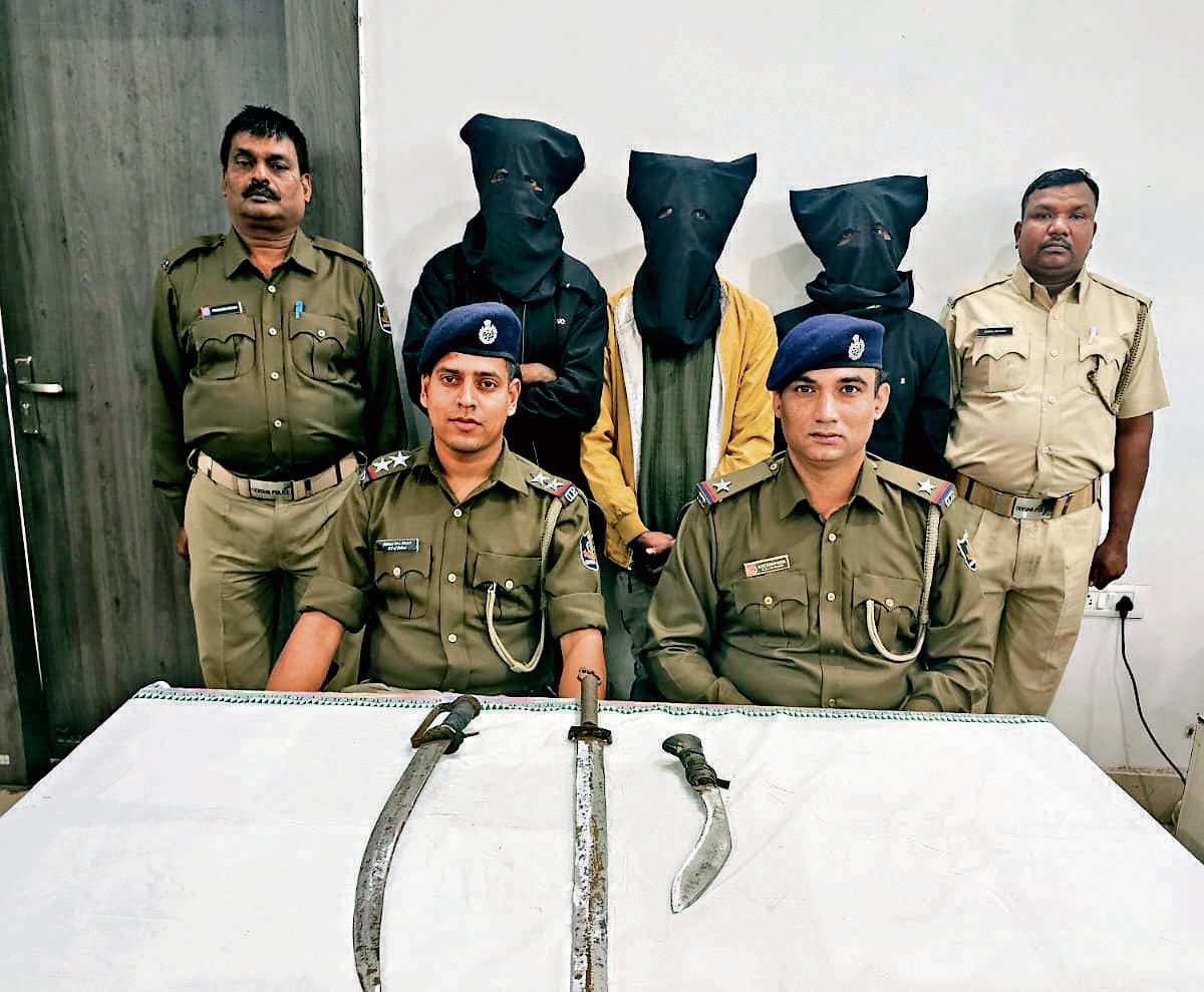 Rourkela News: डकैती की योजना बनाते तीन गिरफ्तार, दो तलवार व भुजाली जब्त
