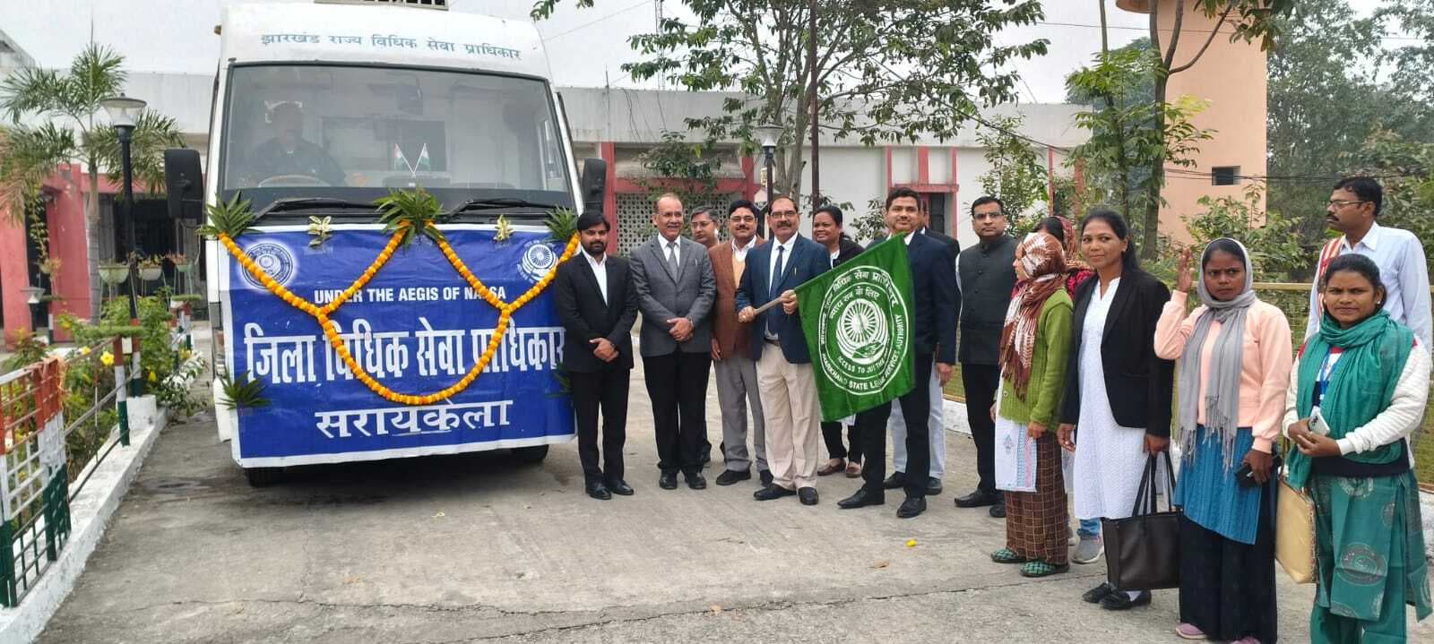 Seraikela Kharsawan News : चलंत लोक अदालत वैन को जज ने हरी झंडी दिखा रवाना किया