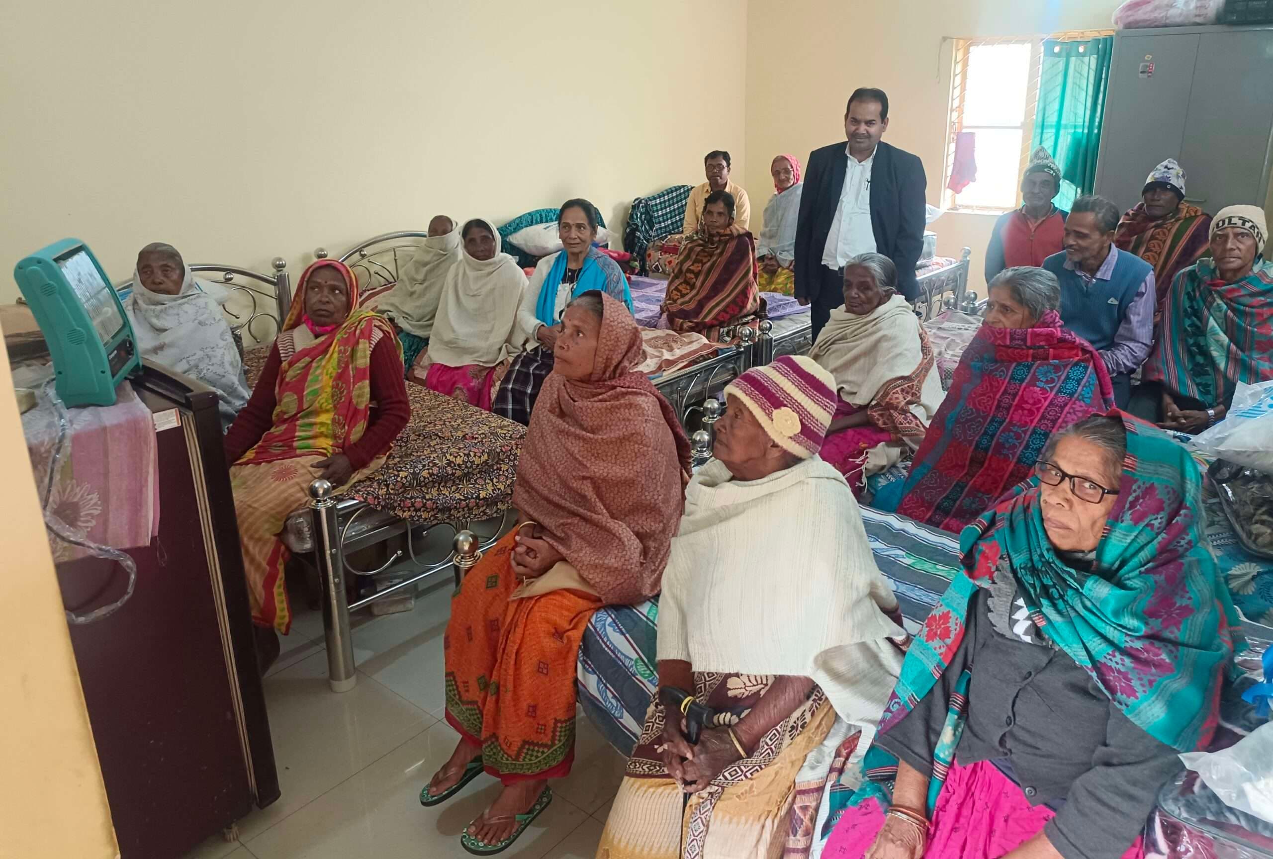 Dhanbad News: बढ़ती ठंड को ले डीसी ने वृद्धाश्रम में लगवाया हीटर व गीजर