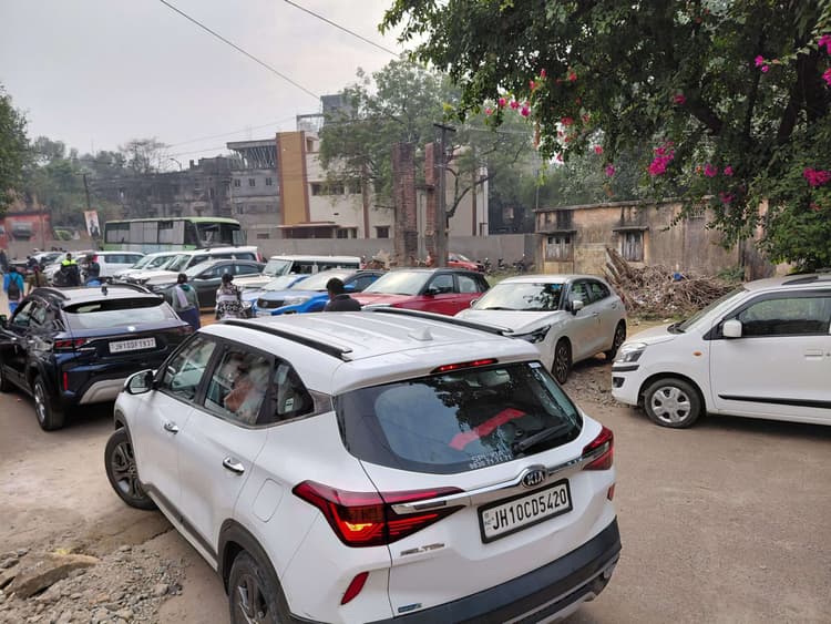 Dhanbad News: साहब के जाते ही बदल गयी व्यवस्था, एलइडी स्क्रीन बंद, पौधरोपण को हटाया गया