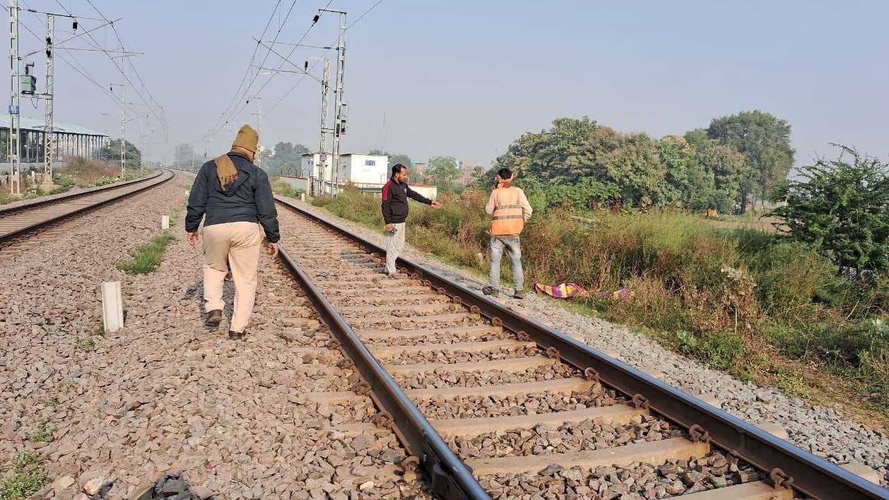 ट्रेन की चपेट में आने से युवक की मौत