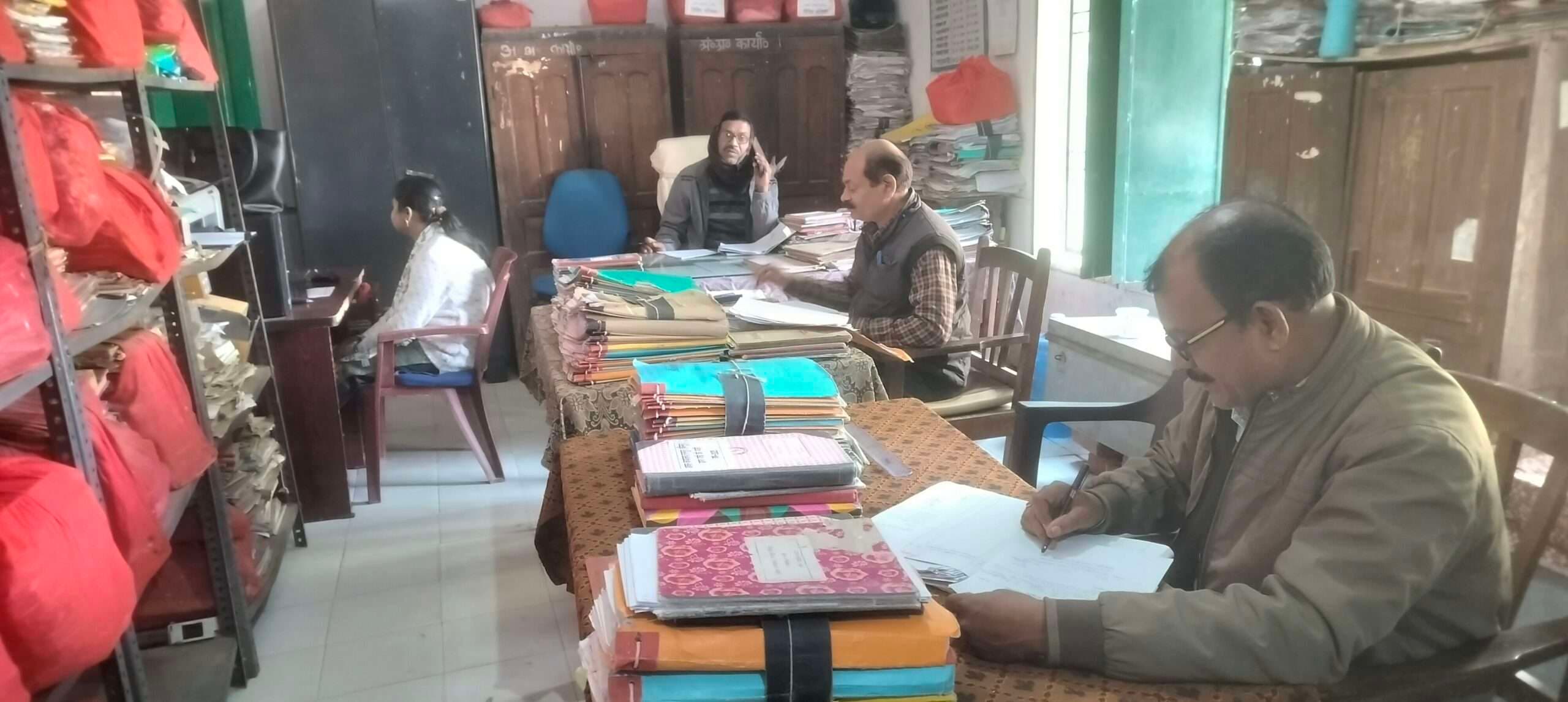 डीएम के आगमन को लेकर कार्यों को तेजी से निबटाने की होड़