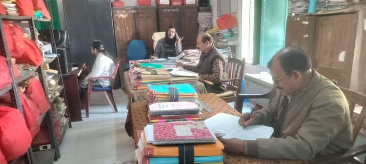 डीएम के आगमन को लेकर कार्यों को तेजी से निबटाने की होड़