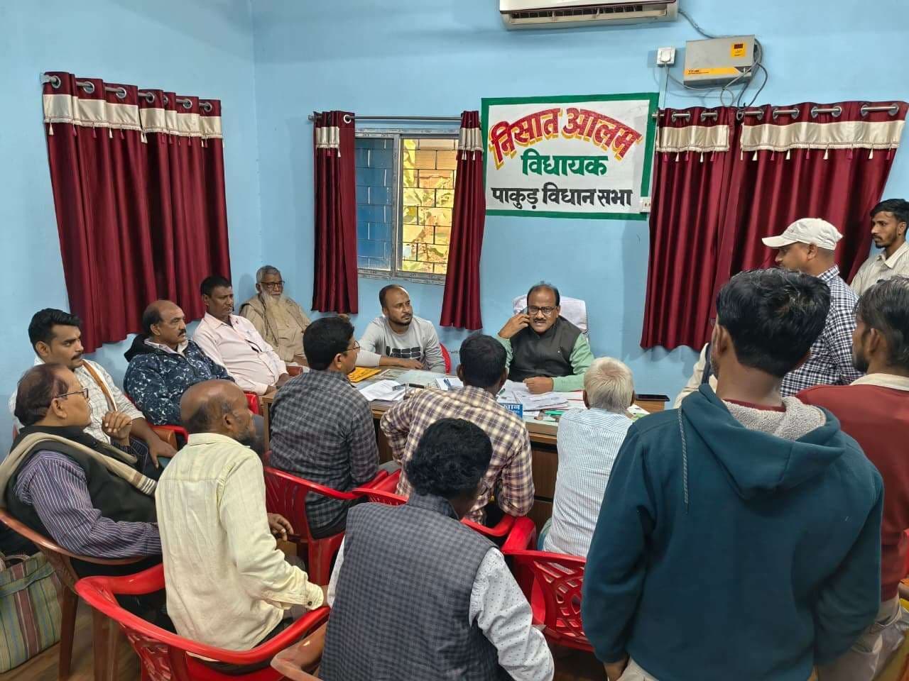 विधायक प्रतिनिधि ने सुनी ग्रामीणों की समस्याएं