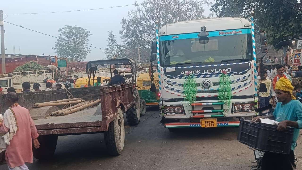 siwan news. ट्रक से डीजल चोरी होने पर चालक ने एनएच-331 किया जाम