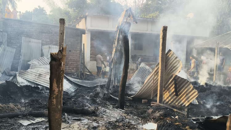 शॉर्ट सर्किट से लगी आग में तीन घर जले