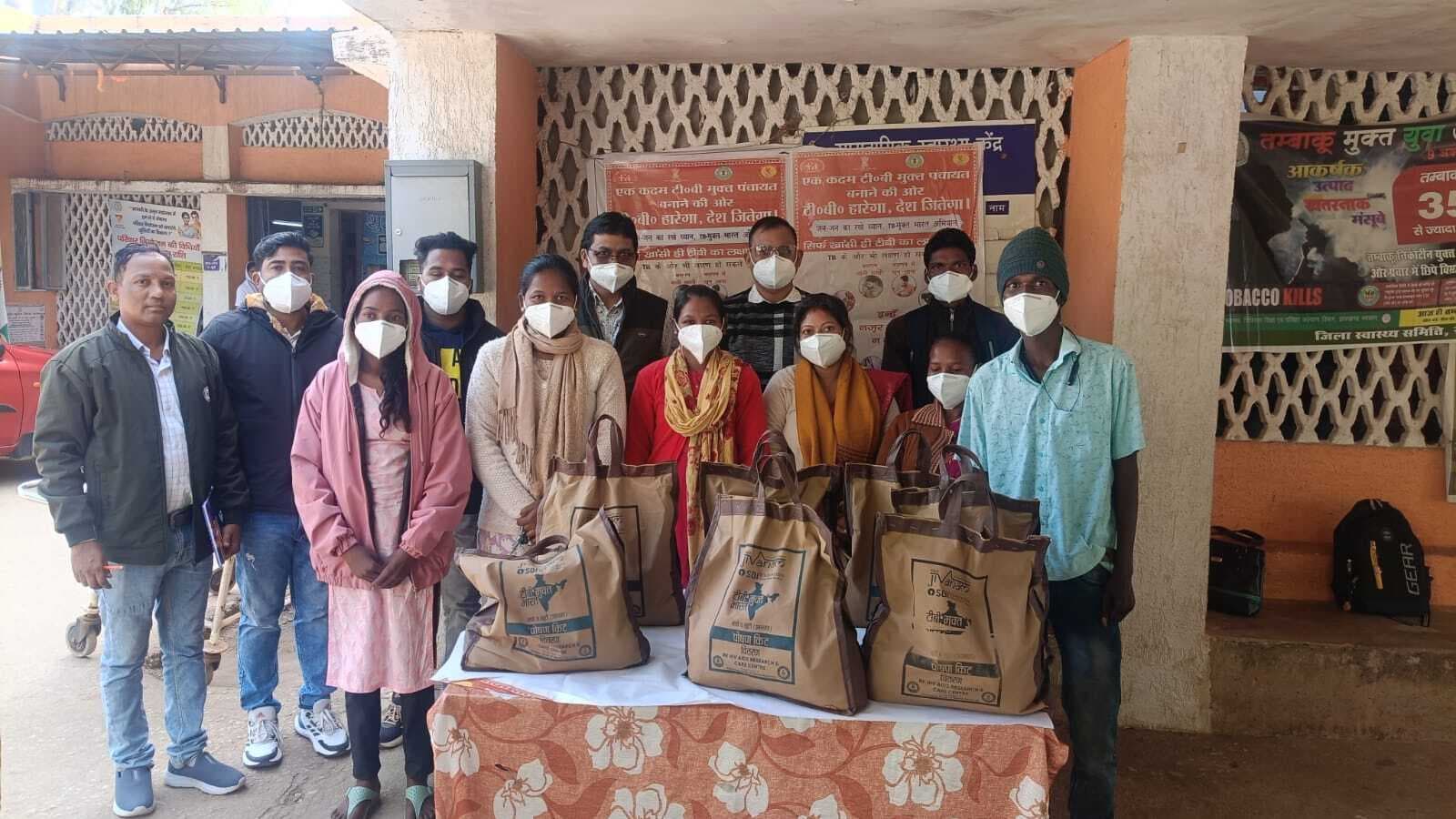 टीबी मरीजों को दिये पौष्टिक आहार