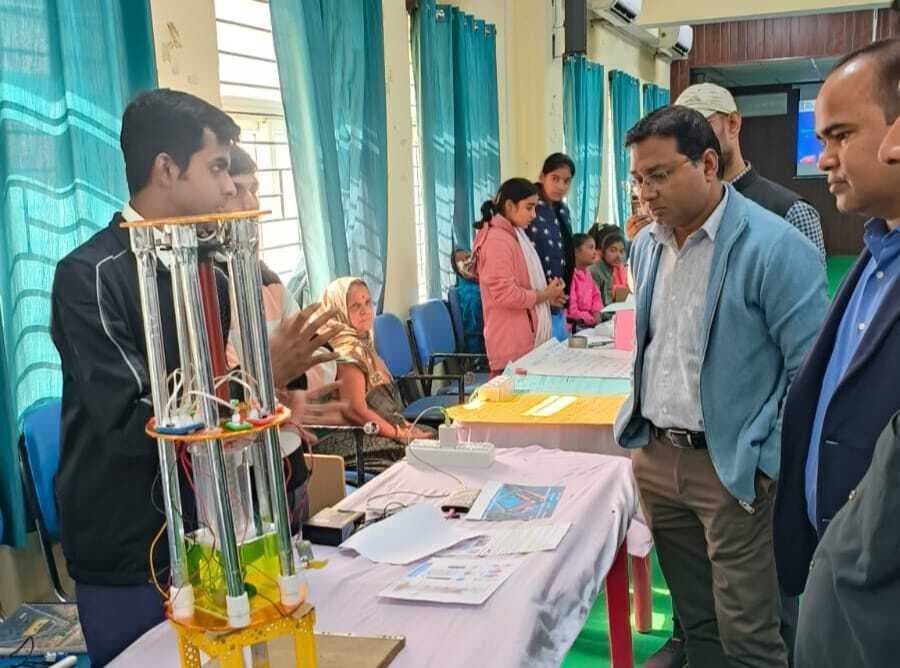 इंजीनियरिंग कॉलेज परिसर में विज्ञान मेला आयोजित