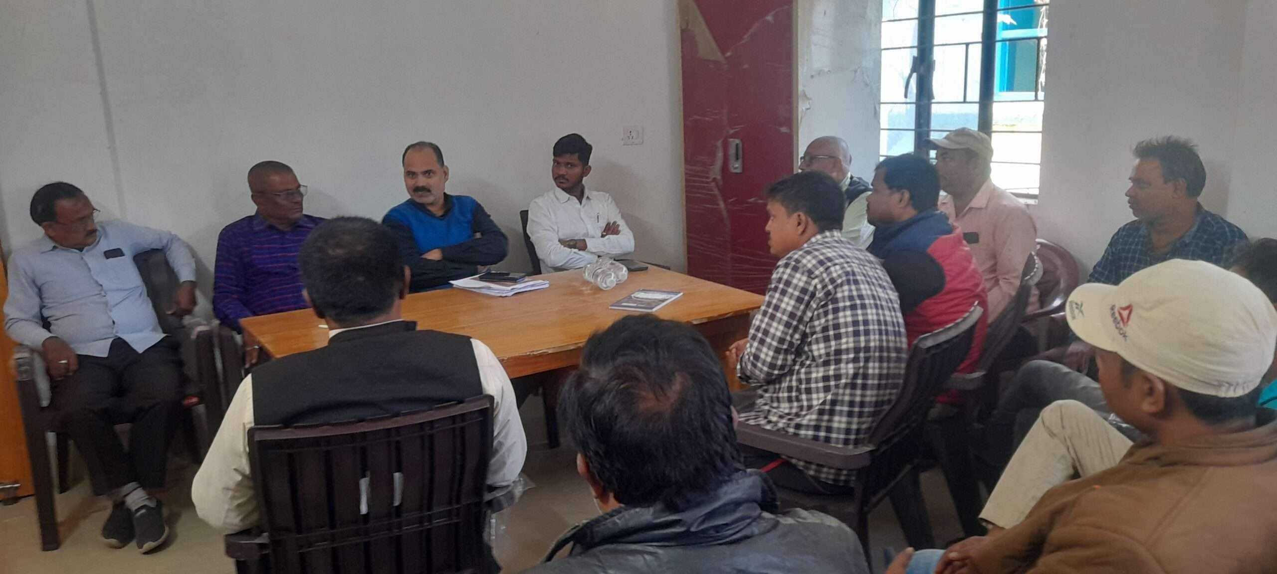 किसानों को उचित मूल्य पर खाद उपलब्ध कराएं विक्रेता-बीडीओ