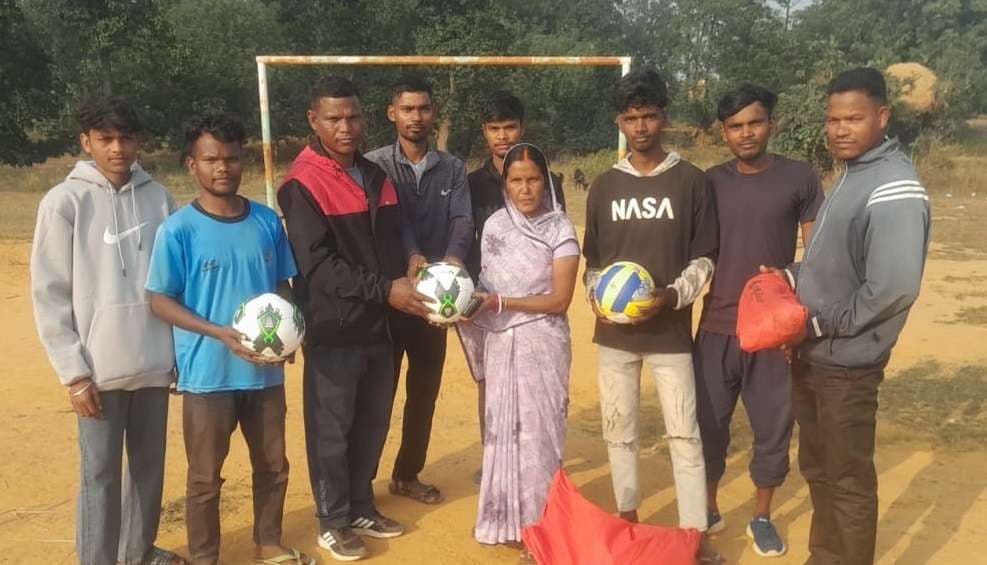 खिलाड़ियों के बीच खेल सामग्री बांटी