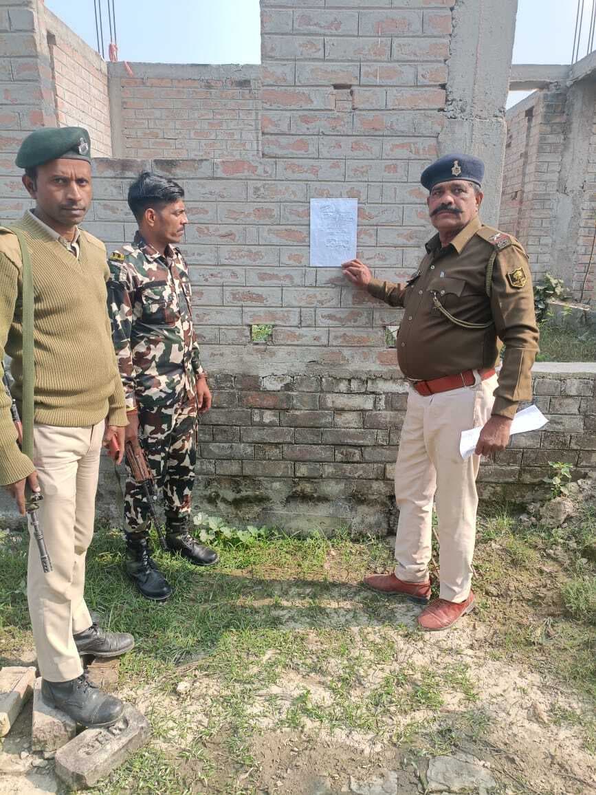 Samastipur News:दो फरार अभियुक्तों के घर चस्पा इश्तिहार