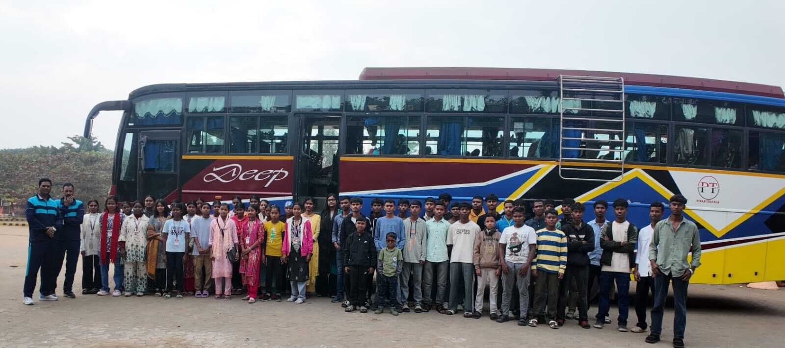 शैक्षणिक भ्रमण पर गये विद्यार्थी