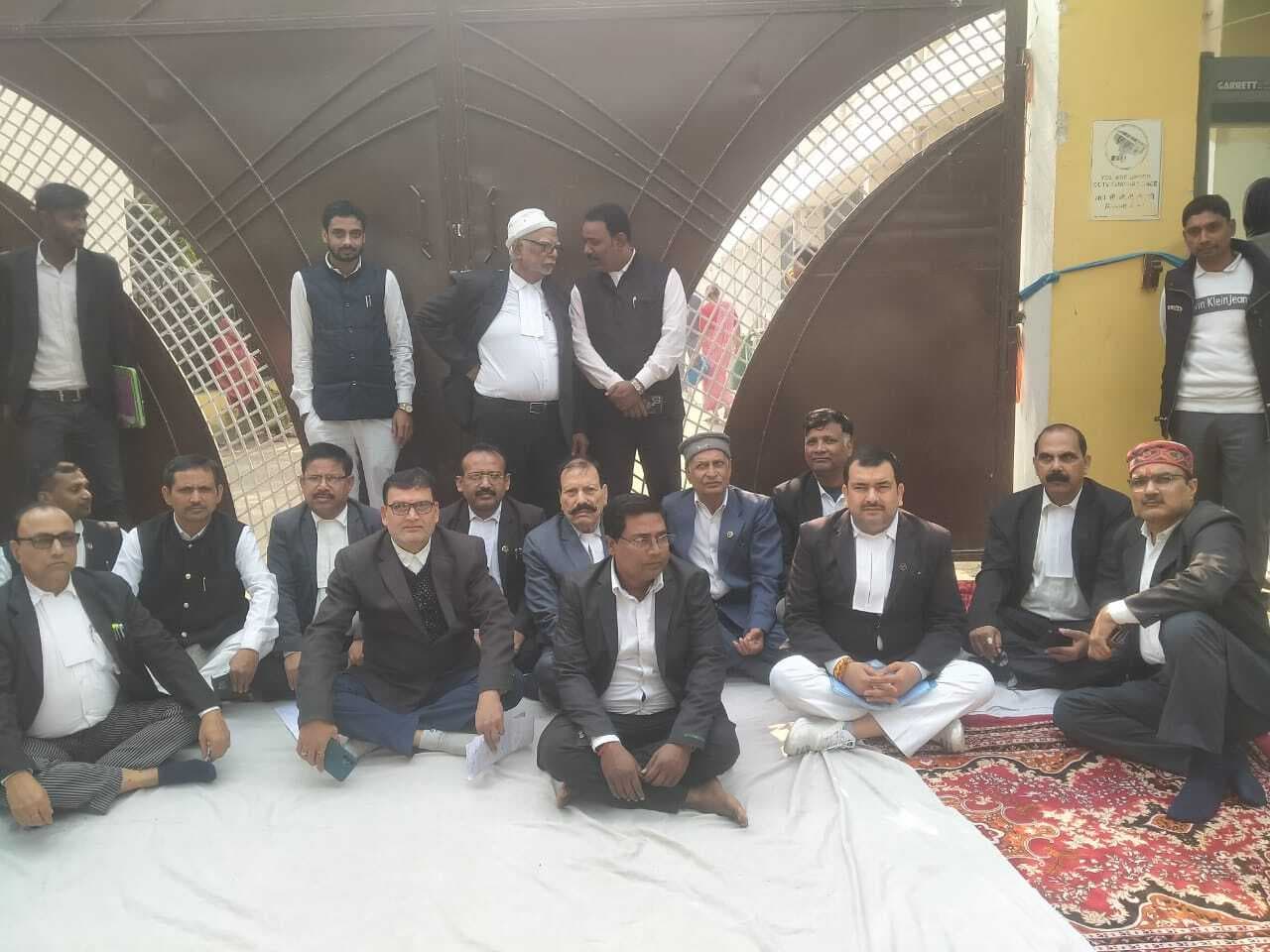 सिविल कोर्ट में लिफ्ट की खराबी पर अधिवक्ताओं ने दिया धरना, अनशन