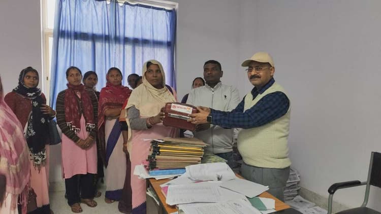 86 आशा कार्यकर्ताओं के बीच नई पहल कीट वितरित