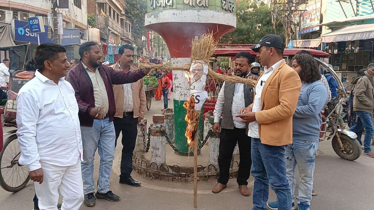 सरकारी स्वास्थ्य व्यवस्था की बदहाली के विरोध में सिविल सर्जन का फूंका पुतला