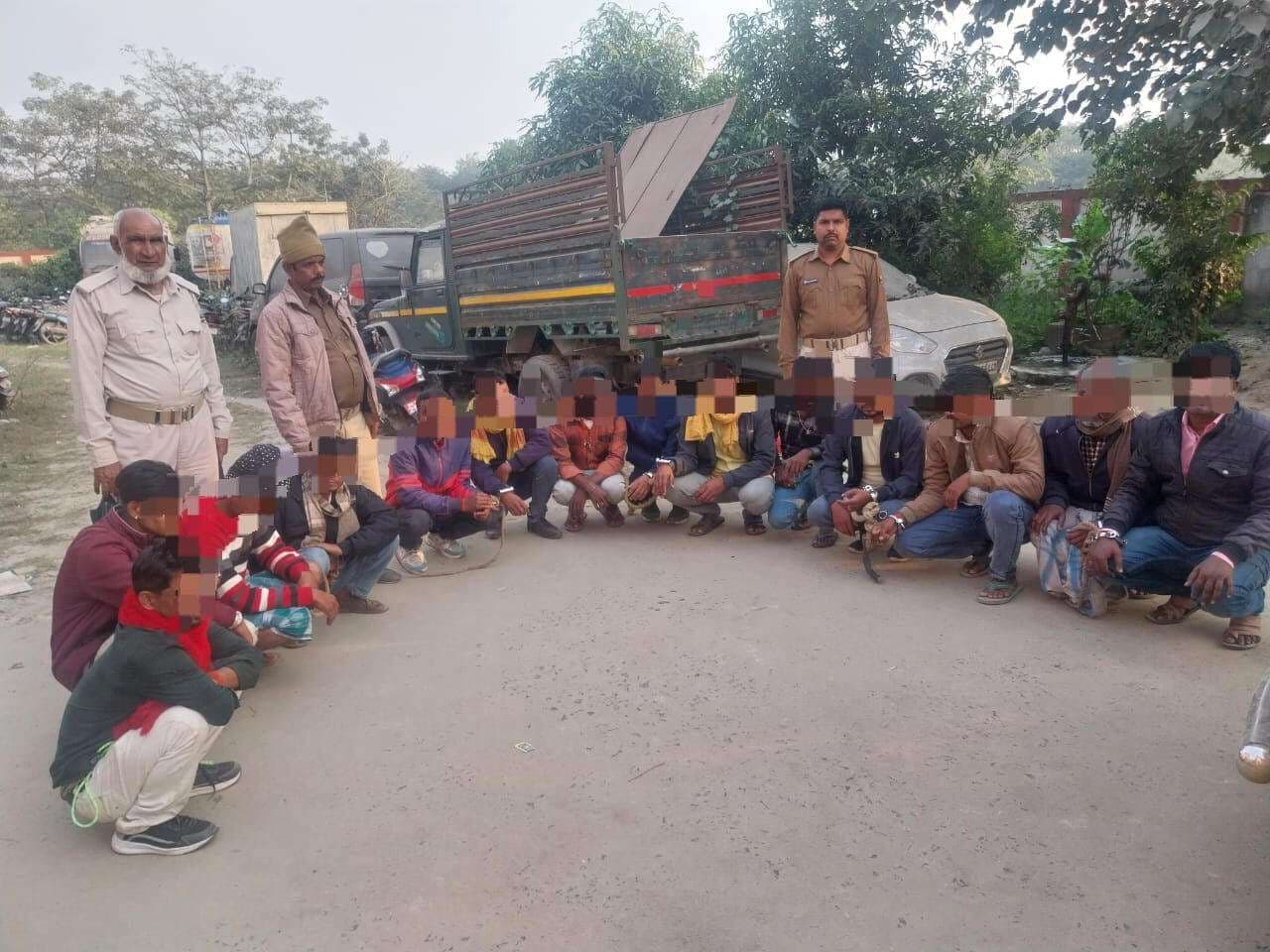 शराब पीने के आरोप में 14 व्यक्ति गिरफ्तार