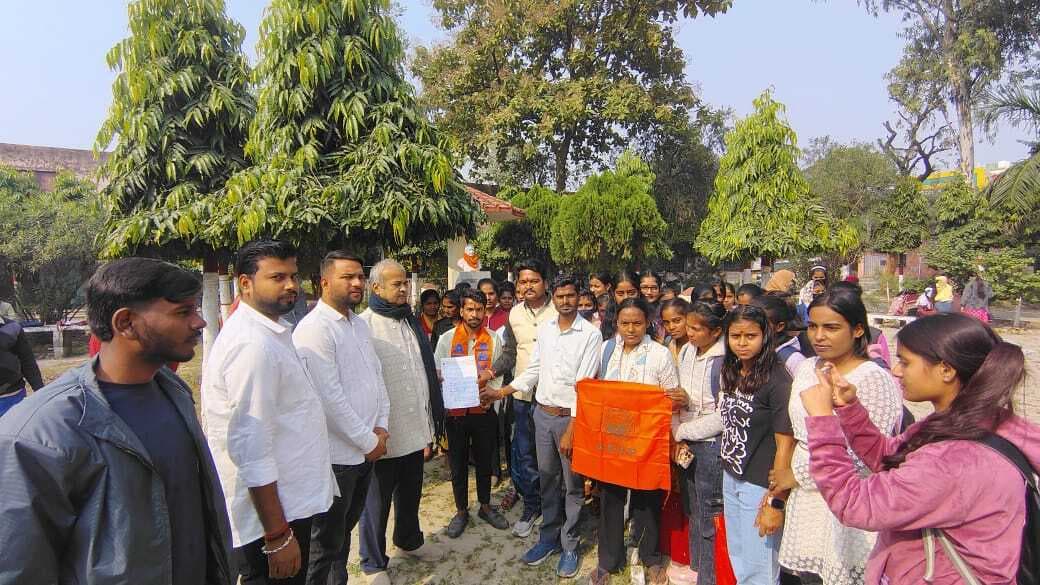 रिजल्ट में गड़बड़ी को लेकर अभाविप का हंगामा, सात दिनों का दिया अल्टीमेटम