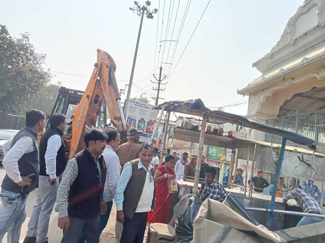 Deoghar News : सत्संग इलाके से हटायी गयीं 42 दुकानें, 52800 रुपये लगाया जुर्माना