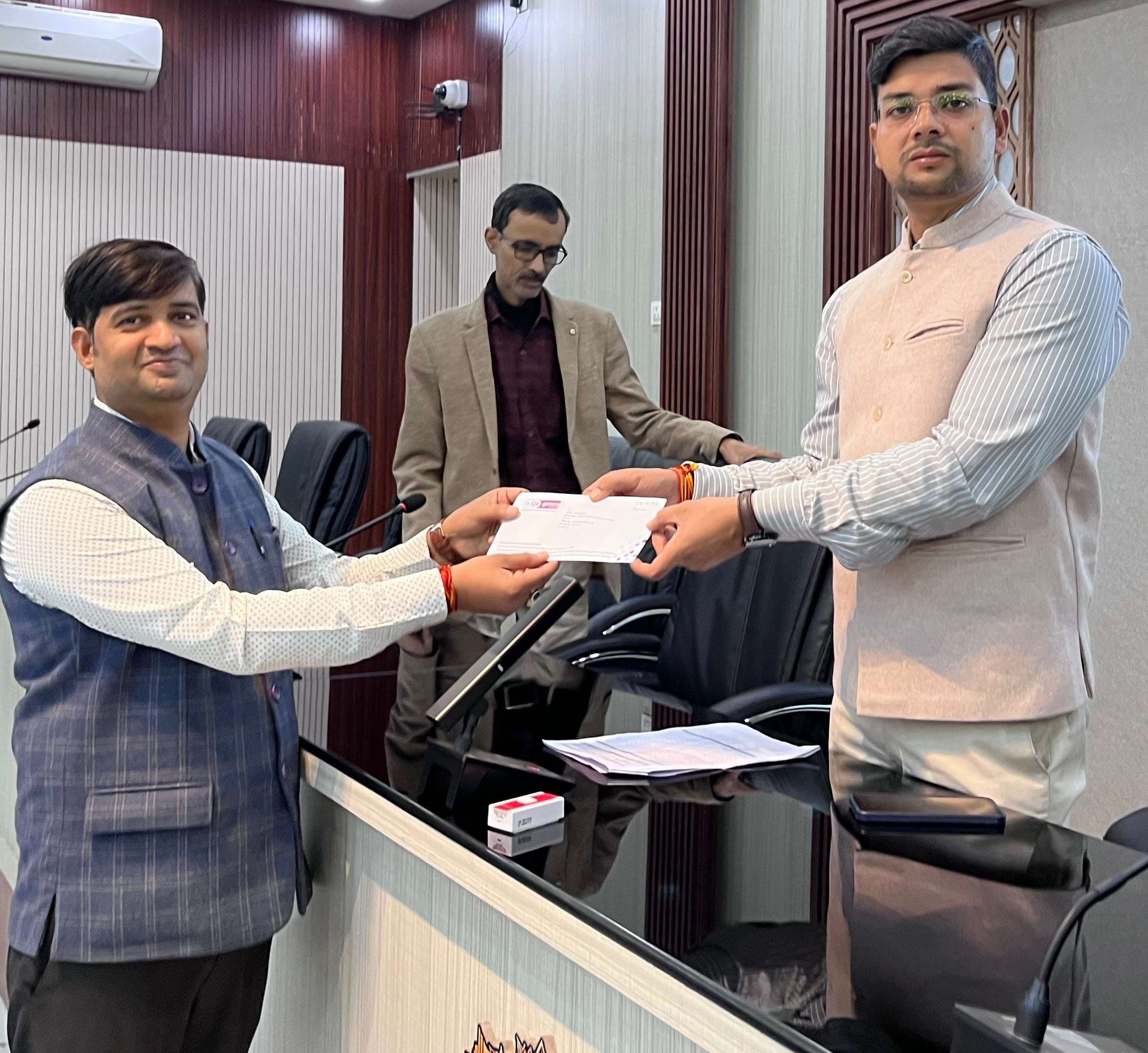 डीएम ने किया एसबीआइ बीमा कार्ड का वितरण