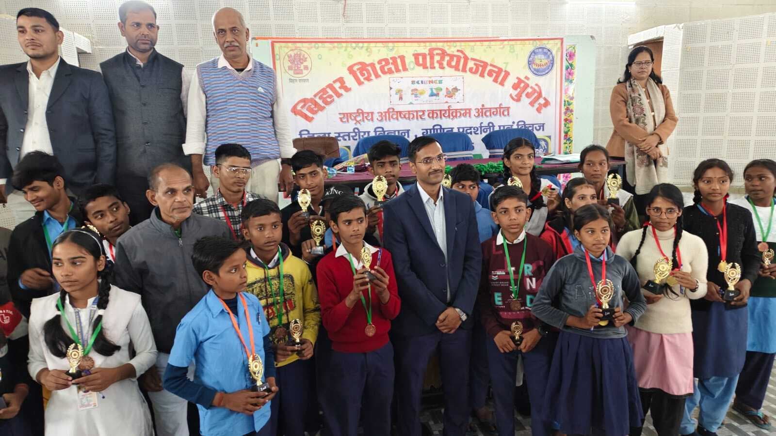 विज्ञान नवाचार की संभावनाएं विषय में अनन्या व अंकित रहे प्रथम