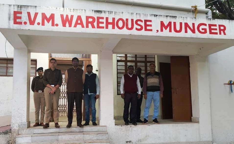 डीएम व एसपी ने ईवीएम वेयर हाउस का किया निरीक्षण