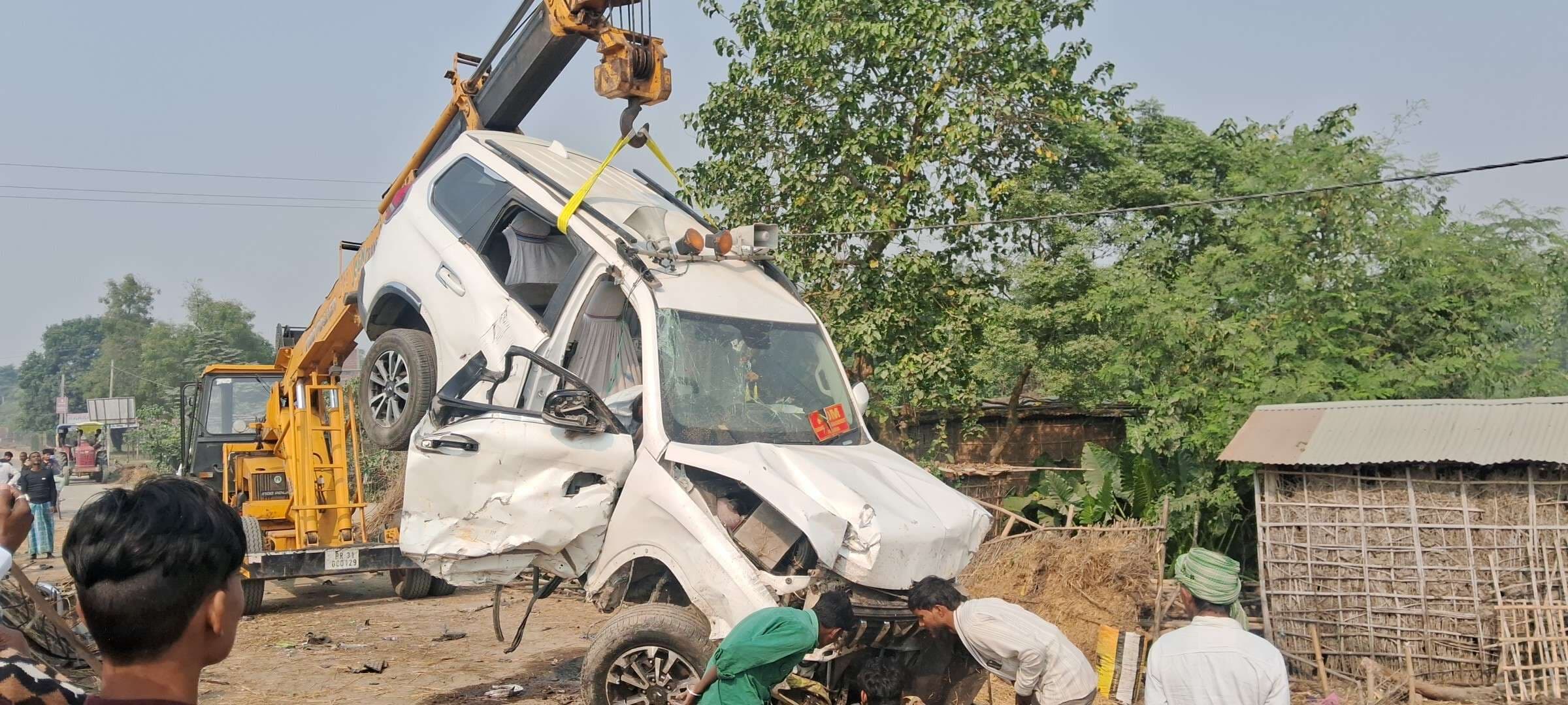 आपदा प्रबंधन के एडीएम की तेज रफ्तार वाहन हुई दुर्घटनाग्रस्त, वाहन के उड़े परखच्छे, चालक गंभीर