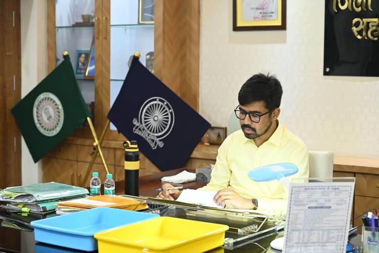 Deoghar News : तीन अनाथ बच्चियों को मिला नया परिवार, दत्तक ग्रहण का आदेश