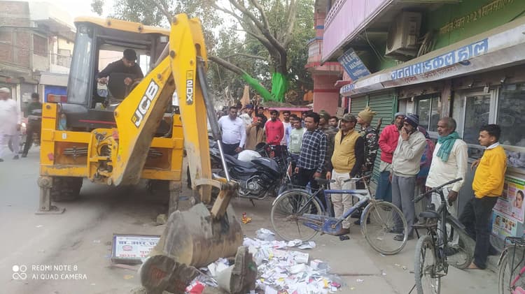 अवैध अतिक्रमण पर नप प्रशासन ने चलाया बुलडोजर, वसूला जुर्माना