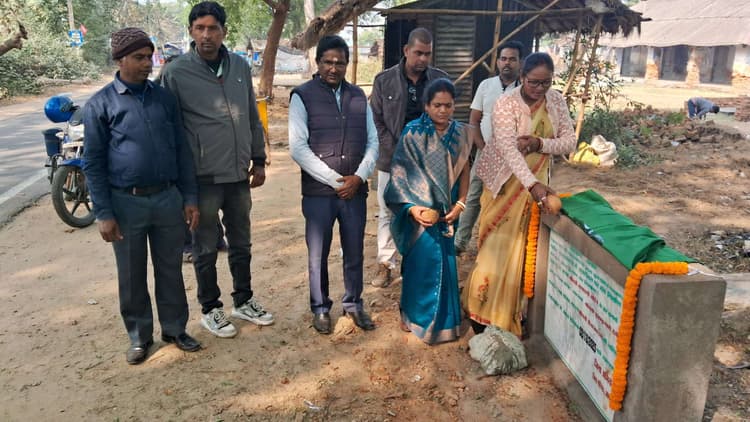 जिप अध्यक्ष ने नये दुकान निर्माण का किया शिलान्यास