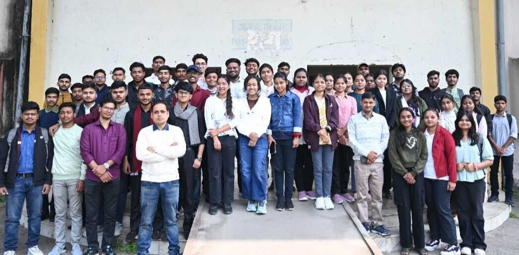 Dhanbad News : सिंदरी में राजकीय अभियंत्रण महाविद्यालय बोकारो के छात्रों के लिए प्रेरण कार्यक्रम