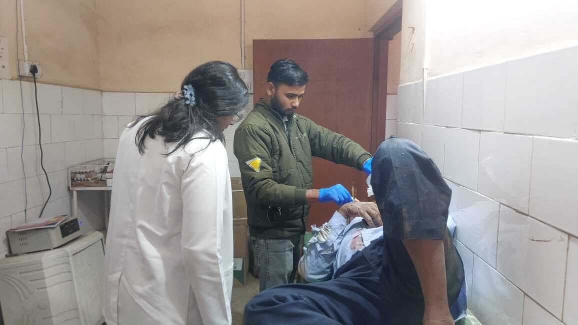 अज्ञात वाहन के धक्के से दो बाइक सवार घायल