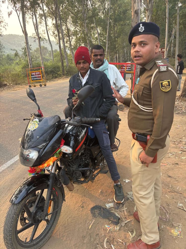 यातायात नियम तोड़ने वालों को गुलाब देकर किया जागरूक