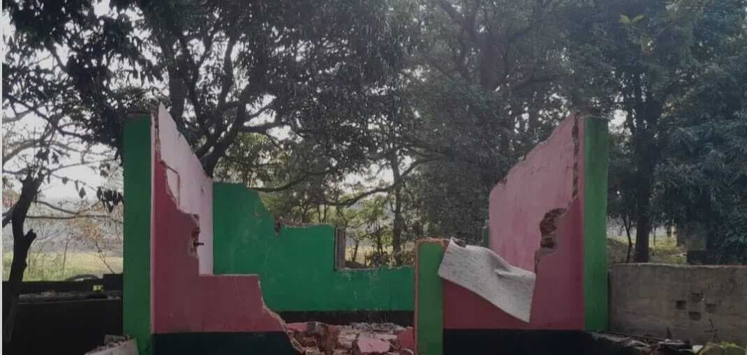 रेल प्रशासन ने यूथ क्लब हाउस को किया ध्वस्त