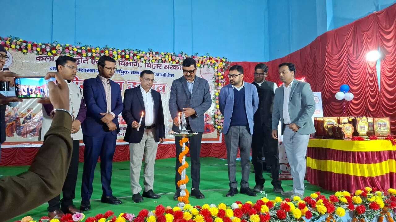 मोबाइल से बनाएं दूरी, कला के क्षेत्र में आगे बढ़े युवा- डीएम