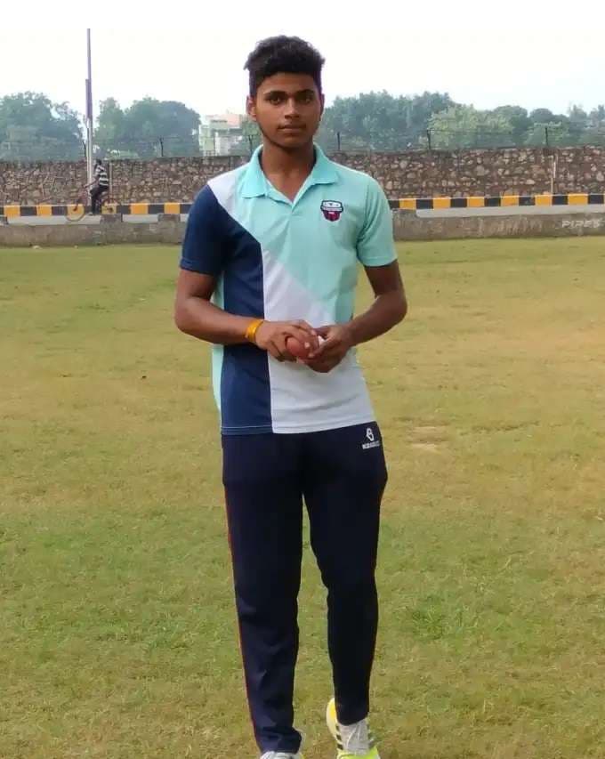 jamshedpur's Prince Mishra took 6 wicket at cooch behar trophy: शहर के प्रिंस मिश्रा ने चटकाये छह विकेट