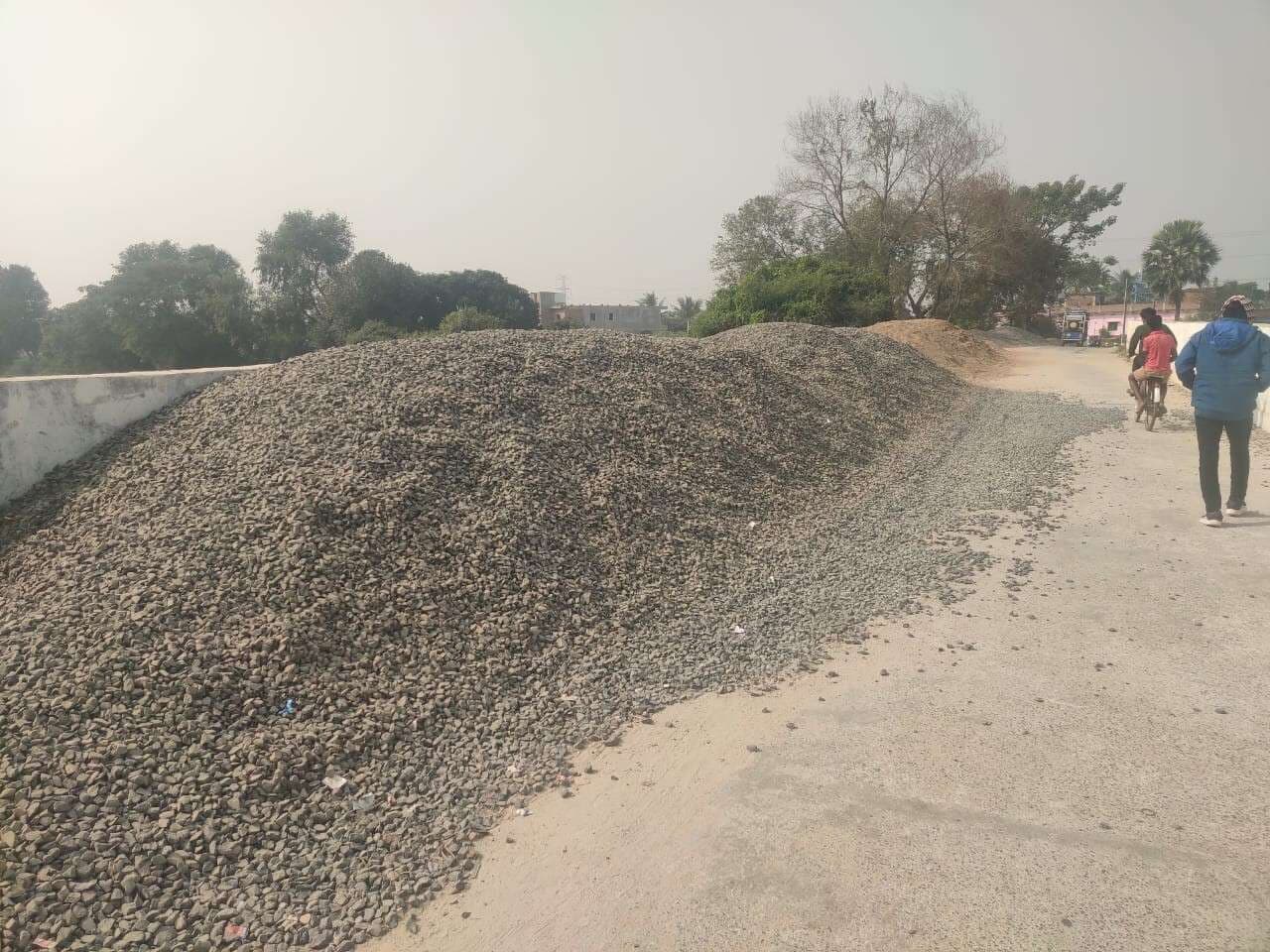 पुल पर बालू-छर्री रखने से वाहन चालकों को आने-जाने में होती है परेशानी